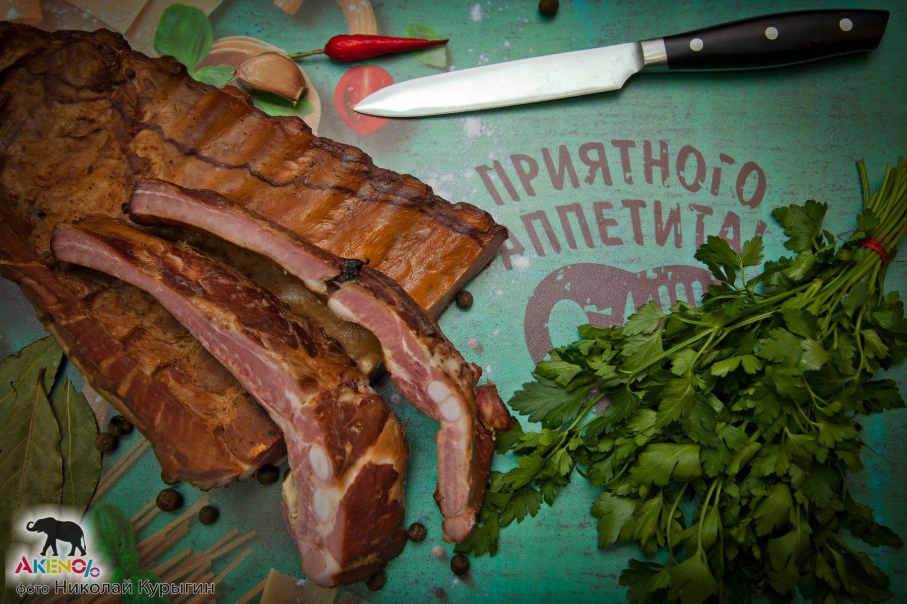 Копченое на диете. Мясо в перце копченое. Свиные ребрышки Луганские деликатесы. Копченое мясо ребра. Лавка копчения.